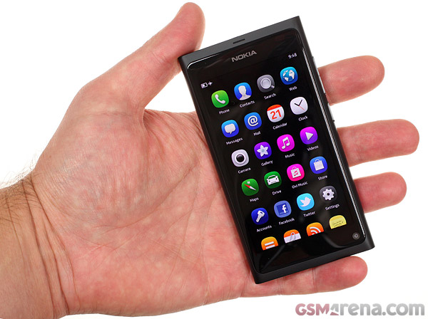bigpic Nokia N9 arrives at the office   promises to stay longer this time [VIDEO]