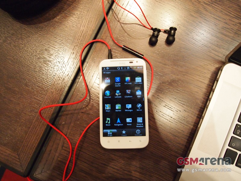 Harga spesifikasi fitur HTC Sensation XL, ponsel Android dual-core tangguh, kelebihan kelemahan kekurangan dan keunggulan HTC Sensation XL, Android layar sentuh musik oke banget