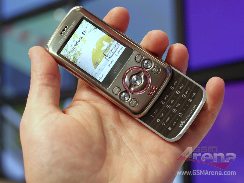 harga Sony Ericsson W395 baru bekas, fitur spesifikasi ponsel handphone hp slide murah bisa internet, hape musik keren, kelemahan kekurangan dan kelebihan desain W305, gambar hp tipis musik bagus