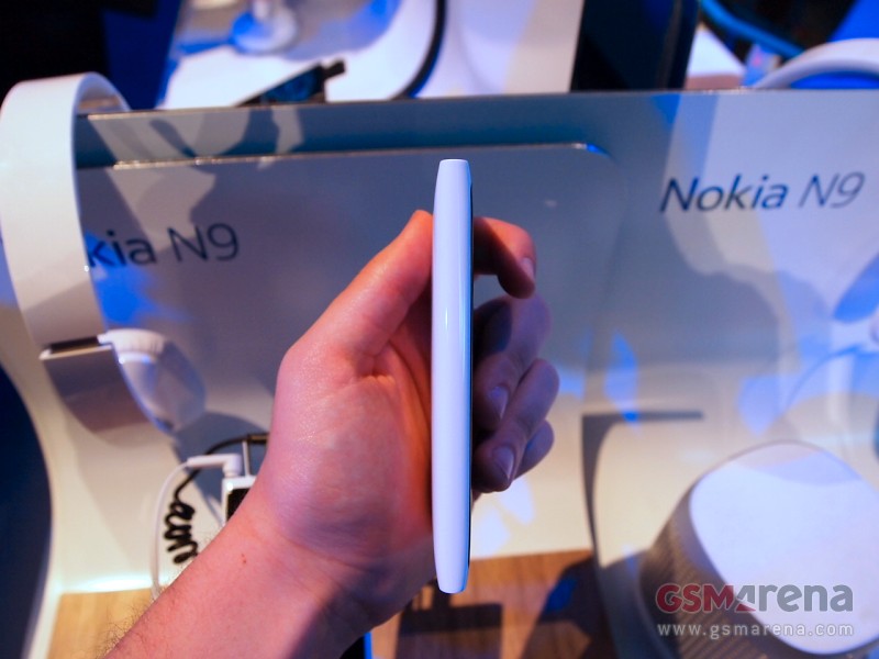 harga dan spesifikasi Nokia n9 meego warna putih, white n9 gambar, foto hp n9 warna cerah