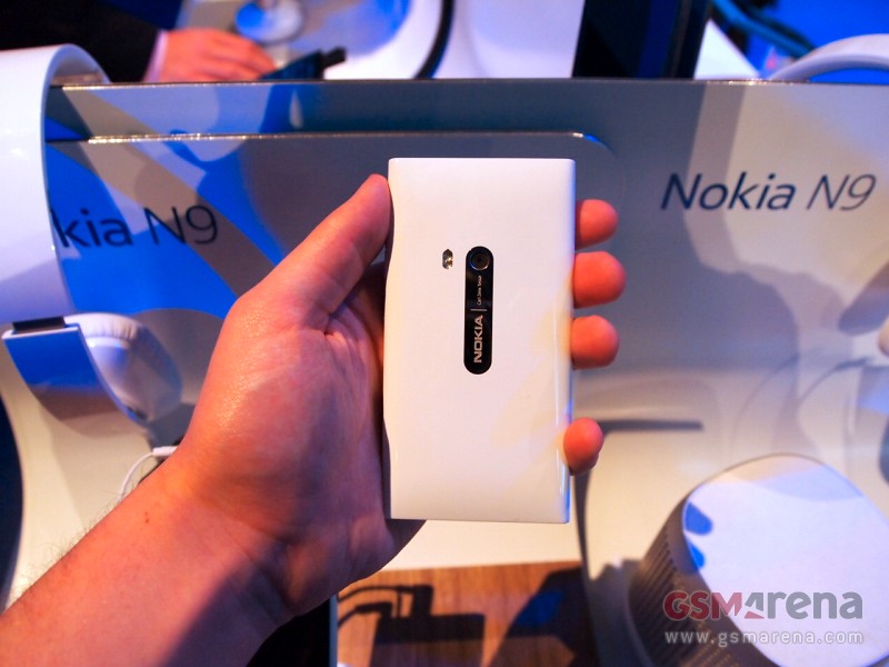 harga dan spesifikasi Nokia n9 meego warna putih, white n9 gambar, foto hp n9 warna cerah