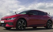 Watch the Kia EV6 try its best in a drag race with a Ferrari F355