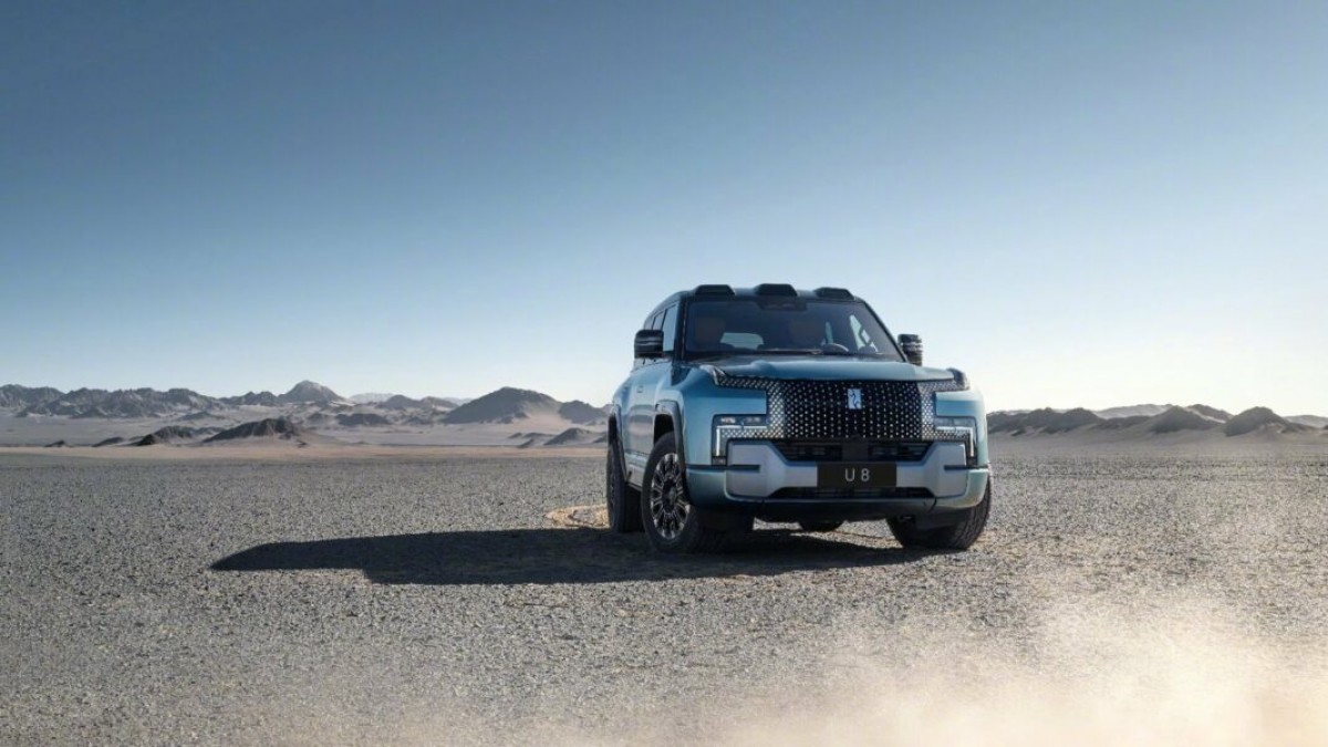 BYD Yangwang U8 is an electric 4x4 with 1100 hp and 4 motors