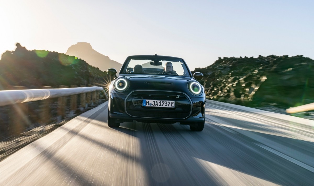 Mini Cooper SE Convertible goes electric