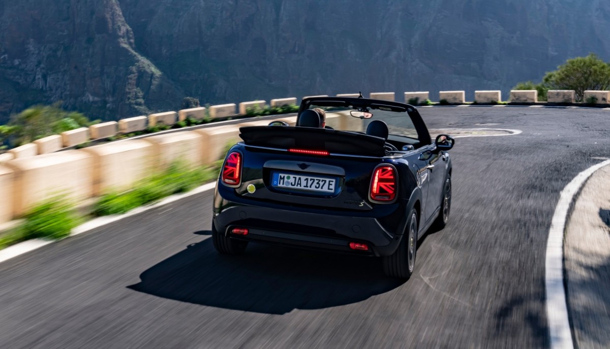 Mini Cooper SE Convertible goes electric