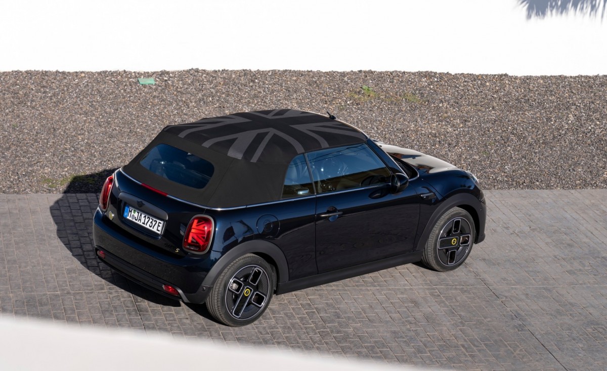 Mini Cooper SE Convertible goes electric