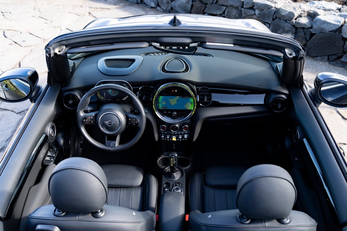 Mini Cooper SE Convertible goes electric