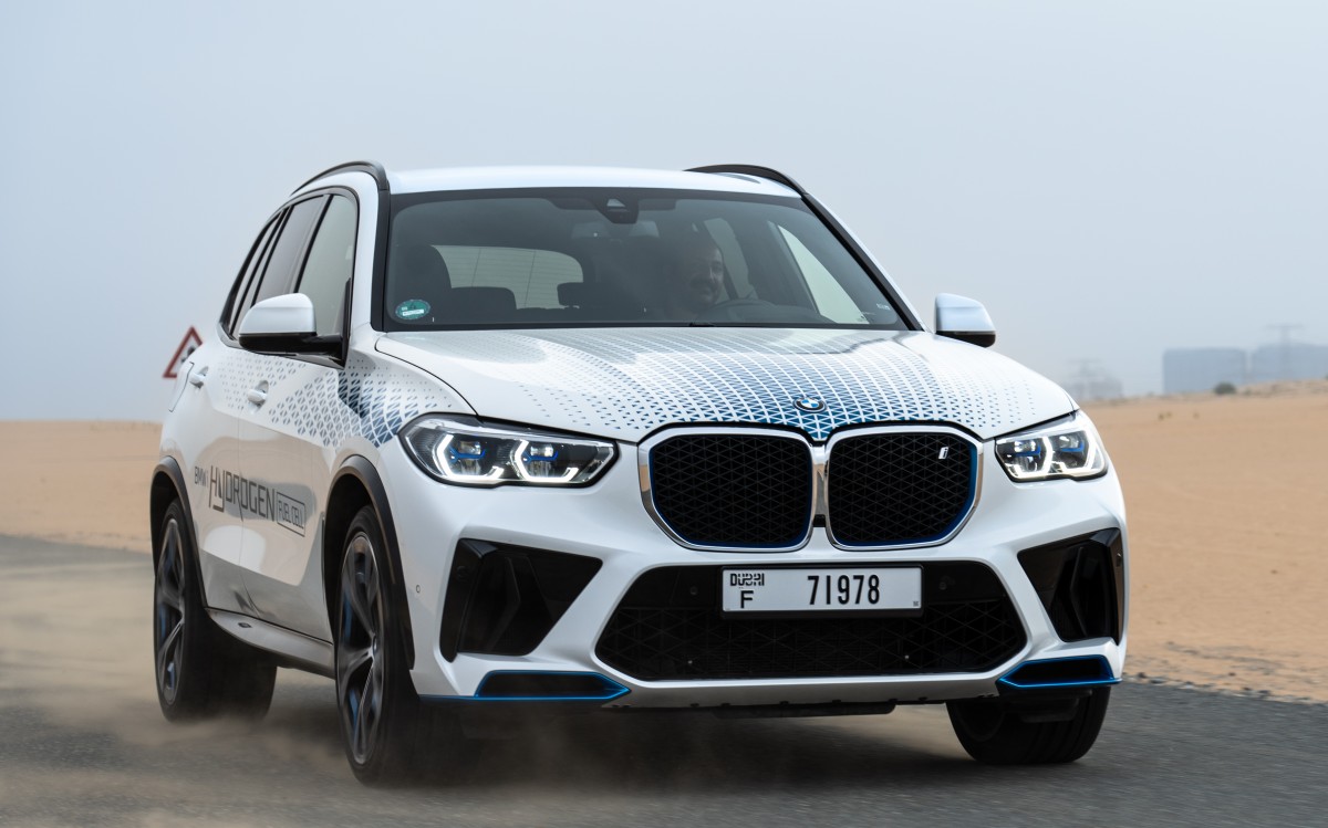BMW iX5 Hydrogen undergoes grueling testing in the desert