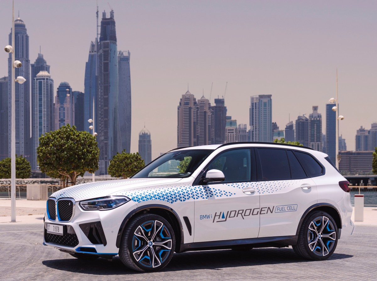 BMW iX5 Hydrogen undergoes grueling testing in the desert