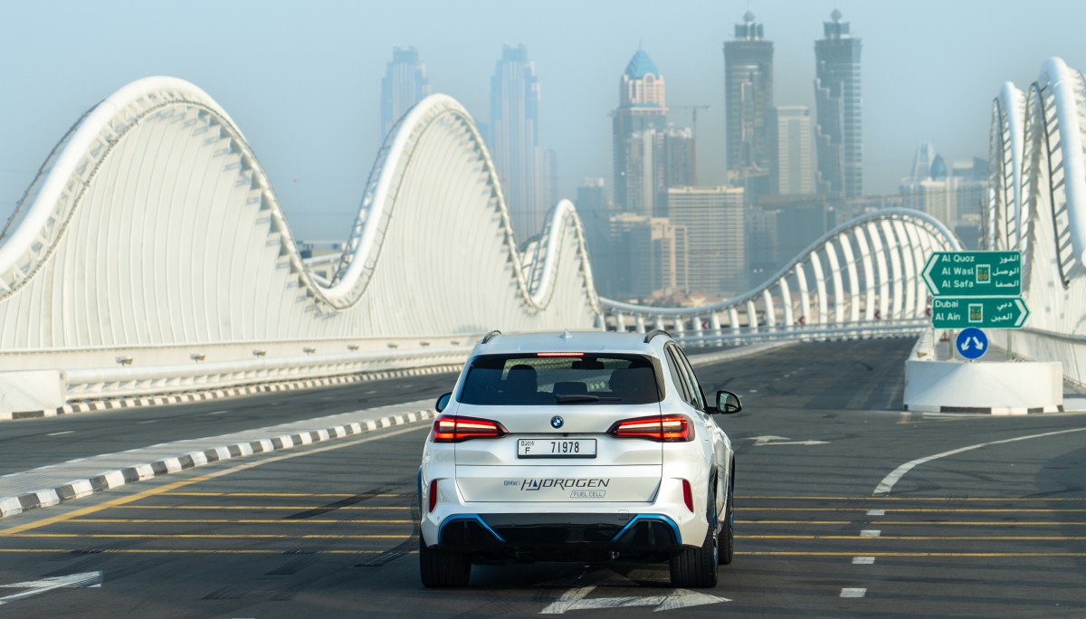 BMW iX5 Hydrogen undergoes grueling testing in the desert