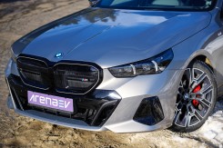The headlights of the i5 have a unique housing, yet no unique light signature.