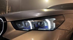 The headlights of the i5 have a unique housing, yet no unique light signature.