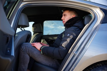 Even a thick winter jacket and 195 cm (6'4'') height don't take away from the rear seat comfort in the i5 M60.