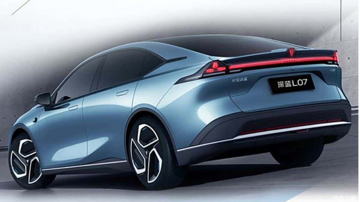 Deepal L07 - sleek electric sedan with Huawei-powered smarts
