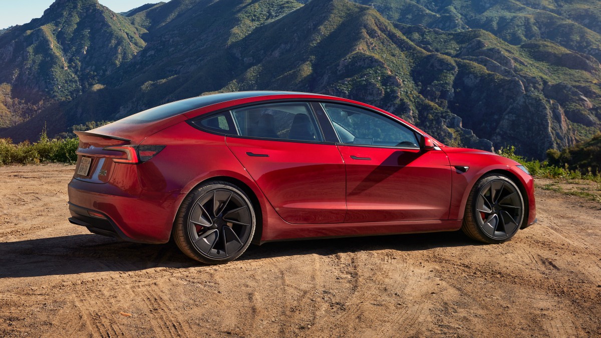 Tesla adds $1,000 to the price of Model 3 Performance