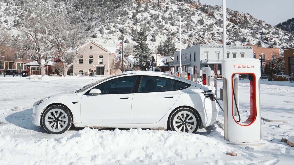 Canada halts Tesla subsidies amid tariff tensions and rebate concerns