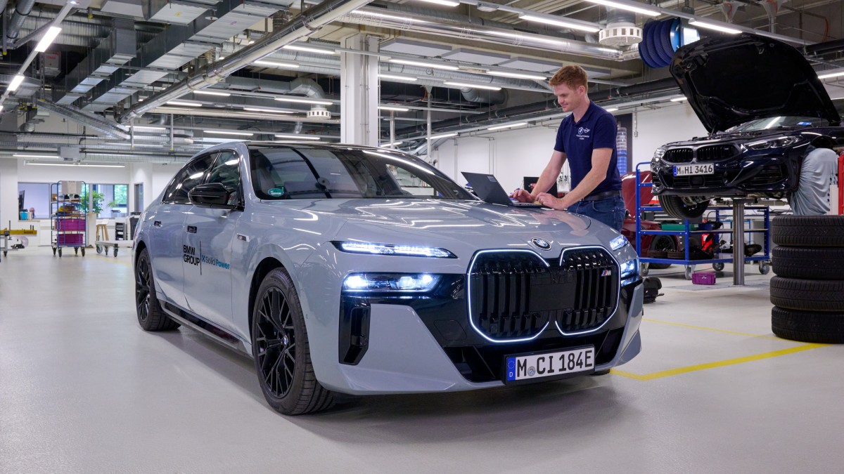 BMW starts testing i7 powered by solid-state battery