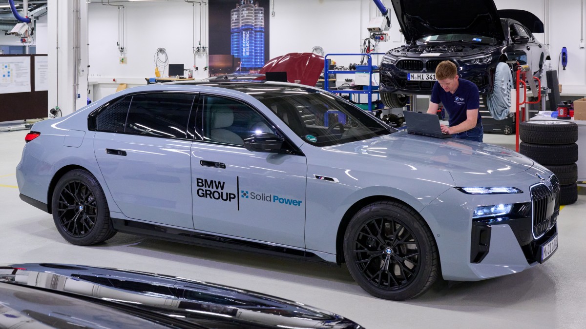 BMW starts testing i7 powered by solid-state battery