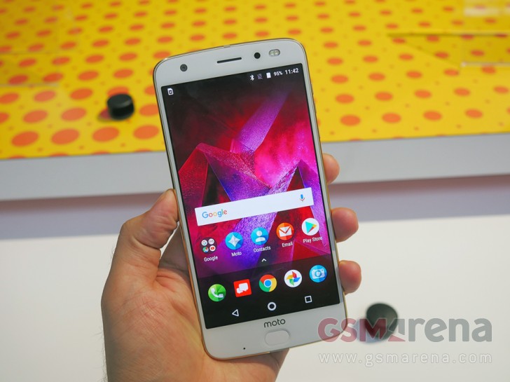 News 17 07 Moto Z2 Force Hands On review