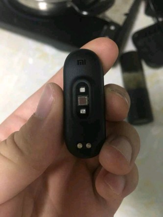 Mi Band 4 in hand