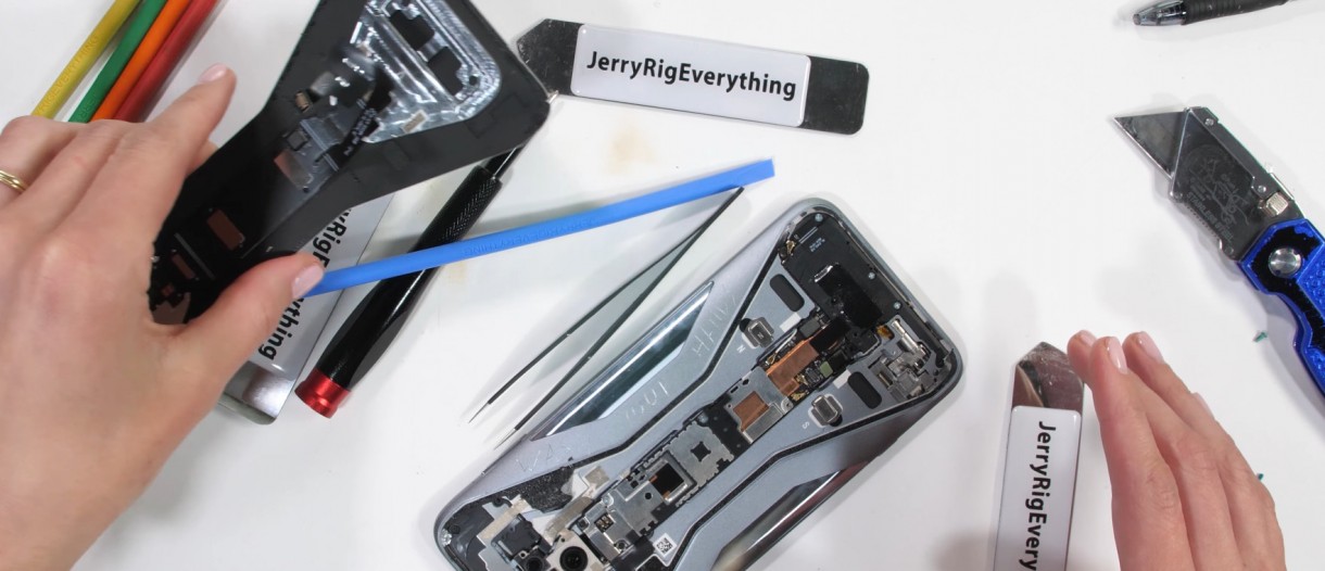 https://st.gsmarena.com/imgroot/news/20/03/black-shark3-pro-teardown/-1220x526/gsmarena_000.jpg