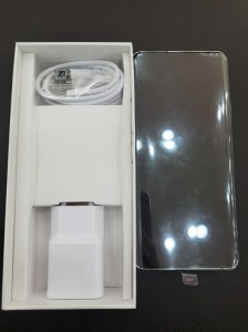 Retail package with 15W charger (25W supported)