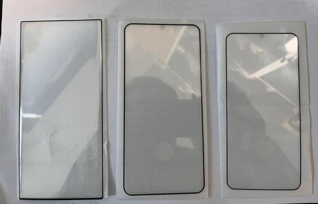 Left to right: Galaxy S22 Ultra