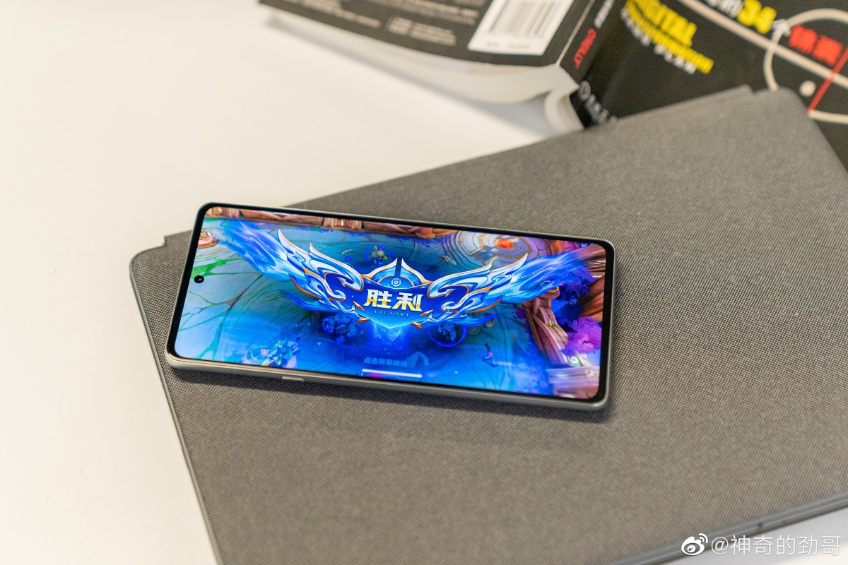 Motorola Moto Edge X30's live image surfaces, display officially