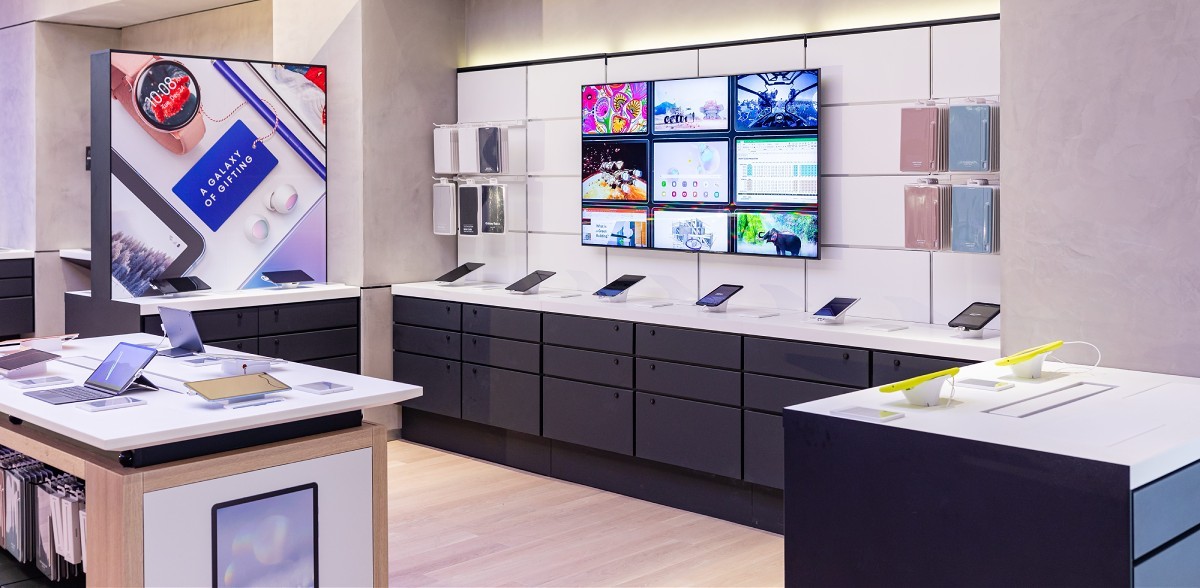 Report: Samsung lowers smartphone shipment target to below 2021 level