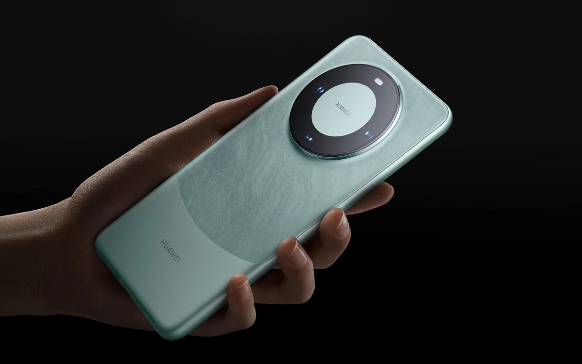 Huawei Mate 60 Pro debuts with three punch holes in the display