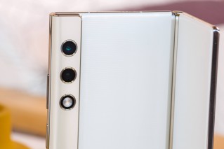 Honor V Purse is remarkably thin