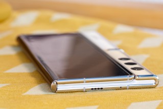 Honor V Purse is remarkably thin