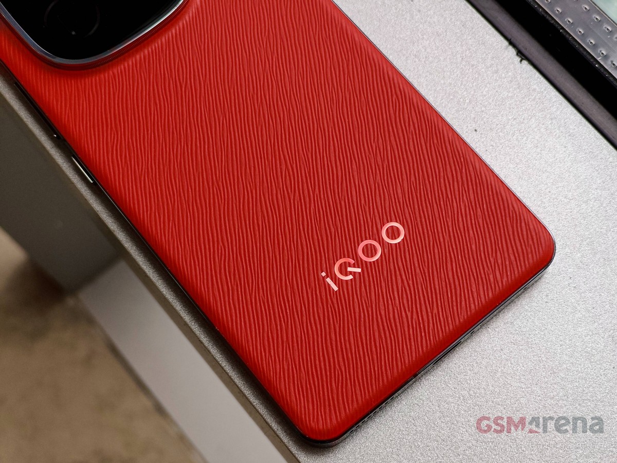iQOO 12 レッド 本体 iQOO 12 Desert Red Anniversary Edition With Stunning Design Goes
