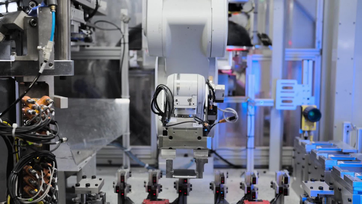 Apple to build all US iPhones in India