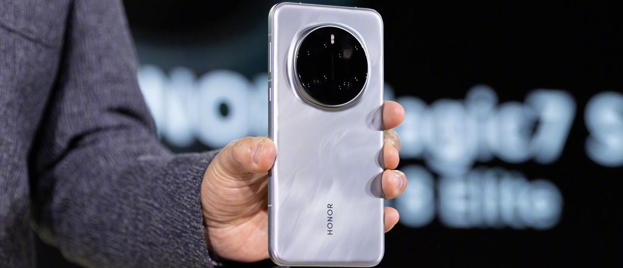 Honor Magic7 Pro showed off at the Snapdragon Summit stage