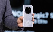 Honor Magic7 Pro showed off at the Snapdragon Summit stage