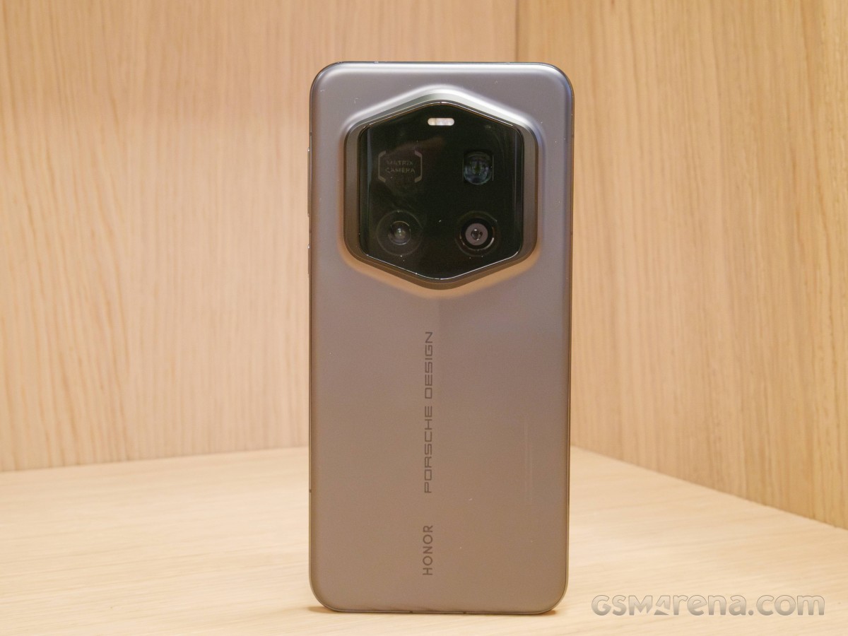 Honor Magic7 RSR Porsche Design hands-on - GSMArena.com news