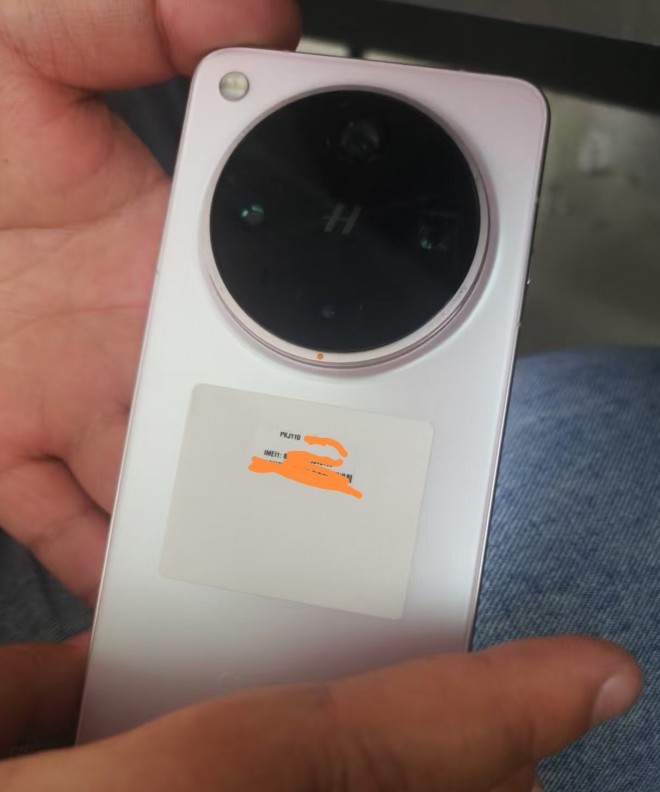 Oppo Find X8 Ultra emerges in leaked image - GSMArena.com news