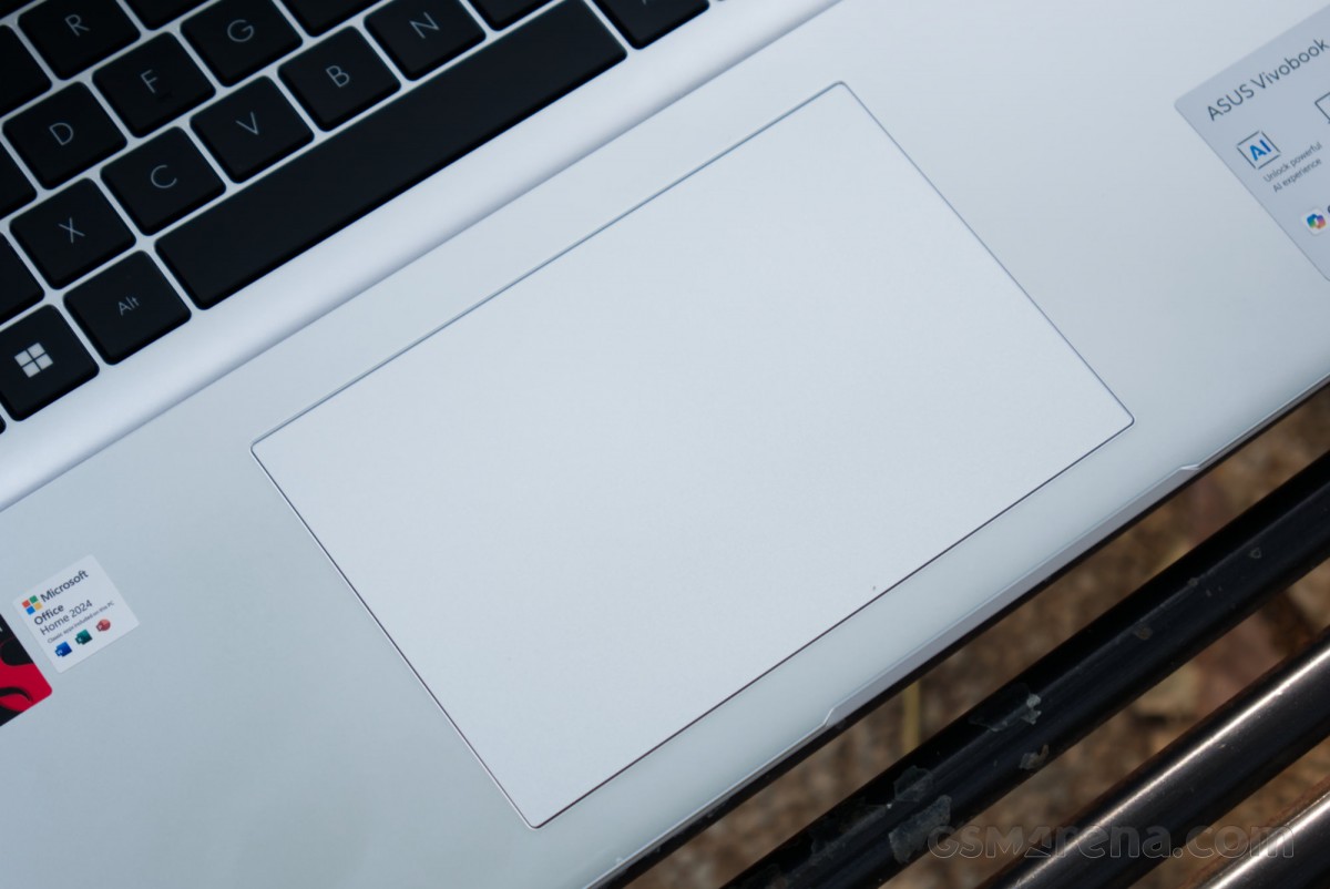 Asus Vivobook 16 X1607QA (Snapdragon X) review