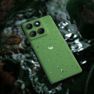 Motorola Edge 60 Pro on the left, Edge 60 on the right