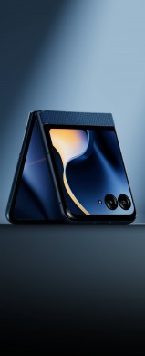 Motorola Razr 60 in Pantone Gibraltar Sea