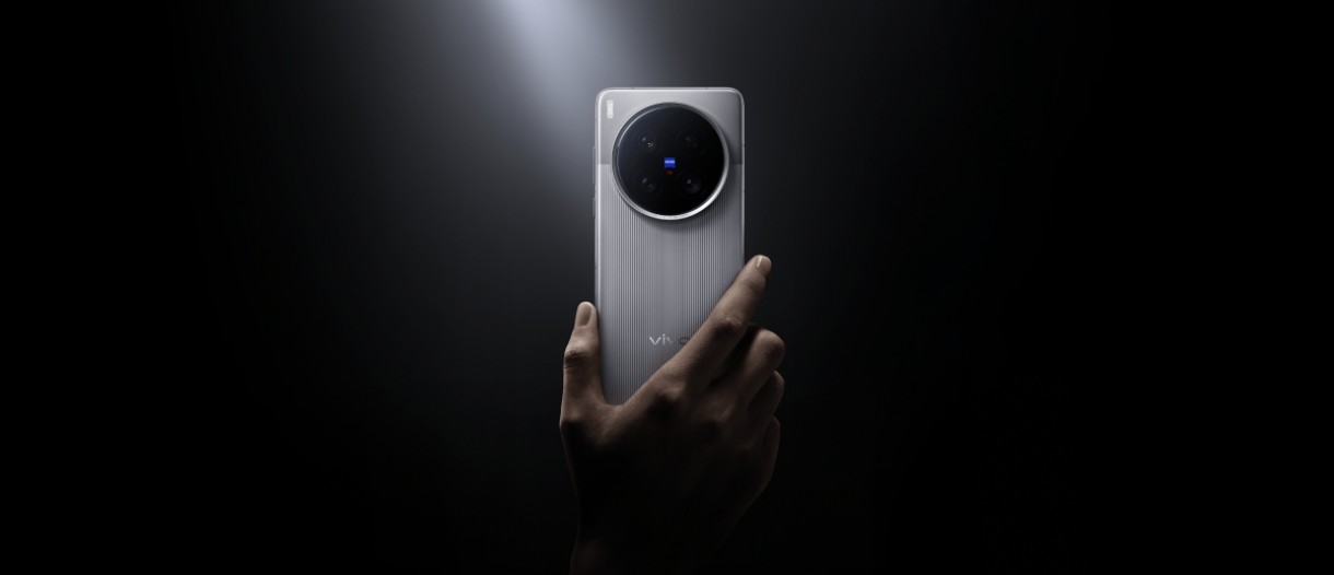 vivo X200 Ultra debuts with an add-on lens, X200s tags along with