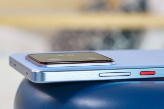 The Realme GT7 has a red-accented power button