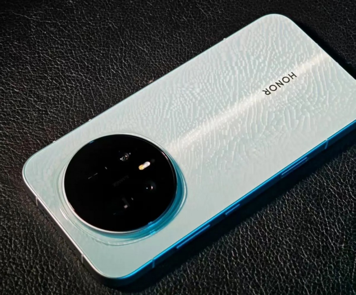 Live images of Honor Magic8 in Sky Blue Glaze edition emerge