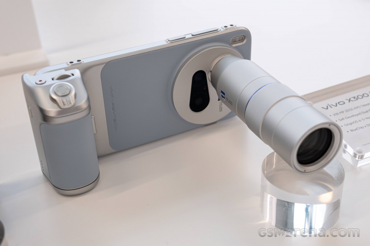 vivo X300 Pro Photographer Kit with telephoto extender hands-on