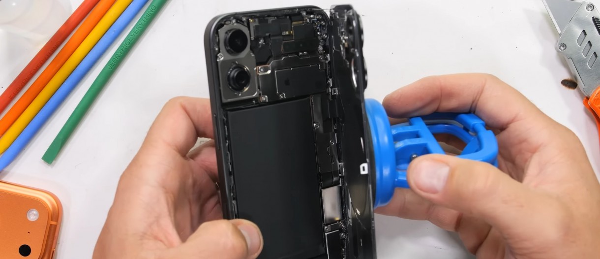 Tampilan internal komponen iPhone 17