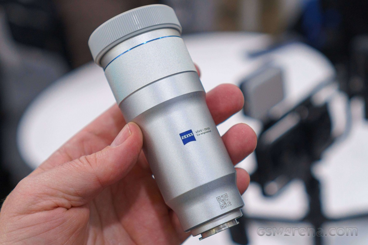 vivo X300 Ultra 400mm and 200mm teleconverter lenses, video cage
