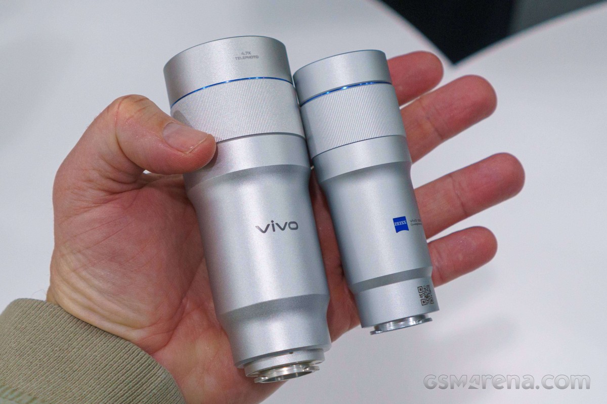 vivo X300 Ultra 400mm and 200mm teleconverter lenses, video cage
