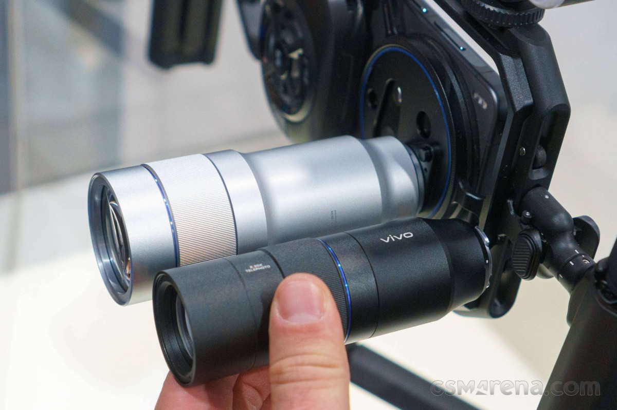 vivo X300 Ultra 400mm and 200mm teleconverter lenses, video cage