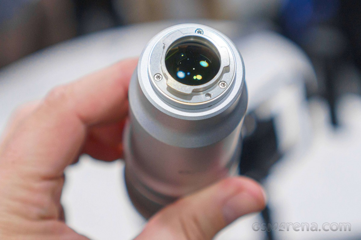 vivo X300 Ultra 400mm and 200mm teleconverter lenses, video cage